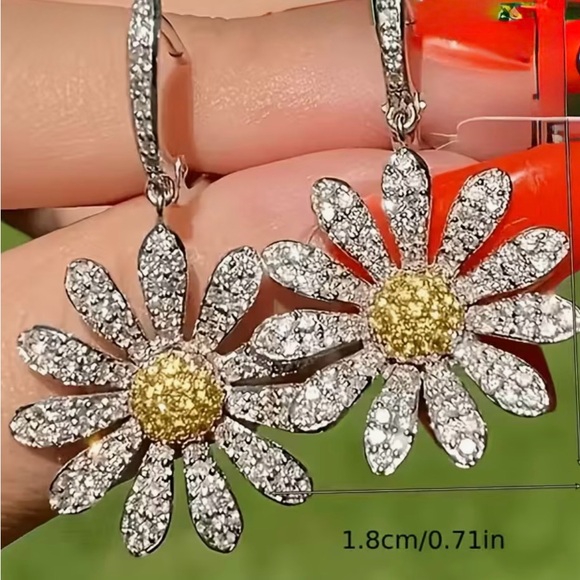 Elegant Silver and Gold Daisy Earrings - Picture 5 of 6